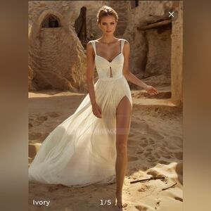 Ivory Wedding Dress by Missacc